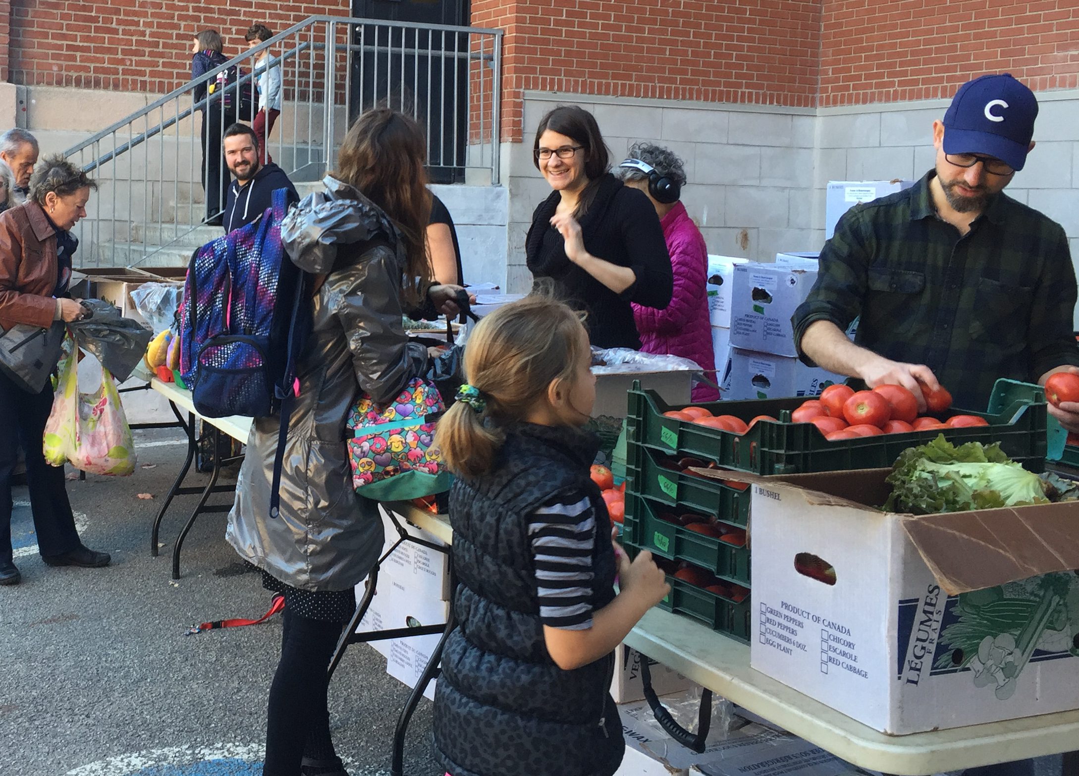 Les écoliers et leurs parents découvrent les plaisirs des légumes biologiques et locaux tout en finançant un projet qu'ils ont à cœur au travers du programme des Écoles enracinées.