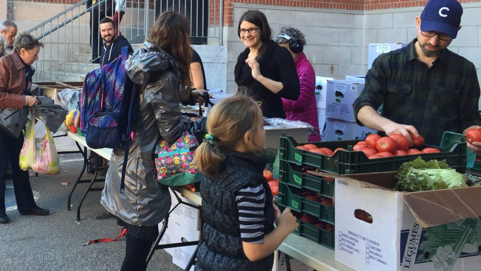 Les écoliers et leurs parents découvrent les plaisirs des légumes biologiques et locaux tout en finançant un projet qu'ils ont à cœur au travers du programme des Écoles enracinées.