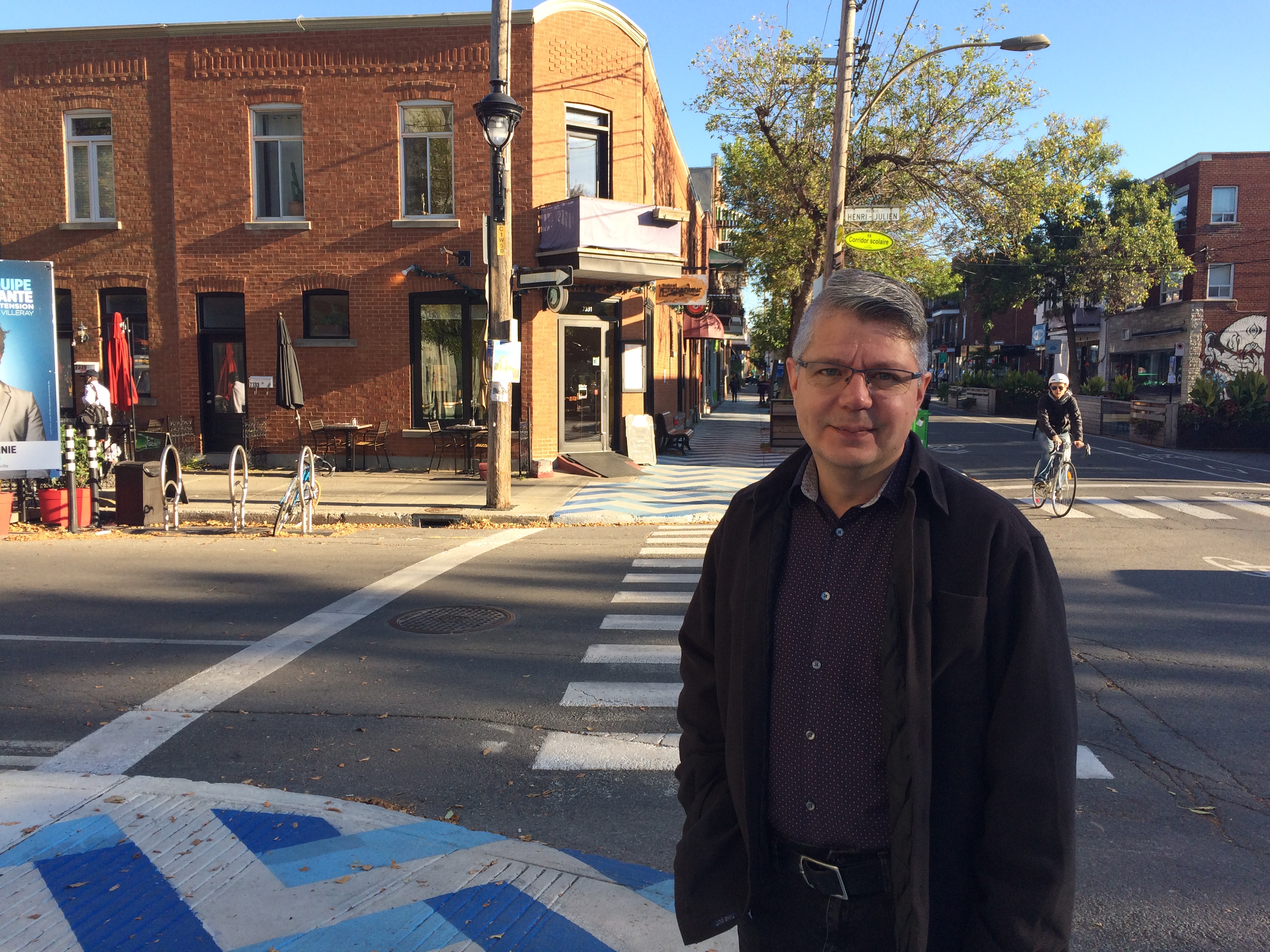 Serge Fleury, ici devant le bistro l'Enchanteur, est l'un des membres fondateurs de l'ACTAV et il y travaille toujours en tant que bénévole.