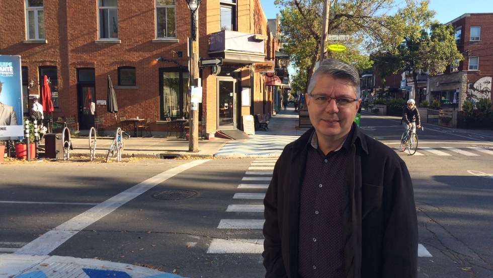 Serge Fleury, ici devant le bistro l'Enchanteur, est l'un des membres fondateurs de l'ACTAV et il y travaille toujours en tant que bénévole.