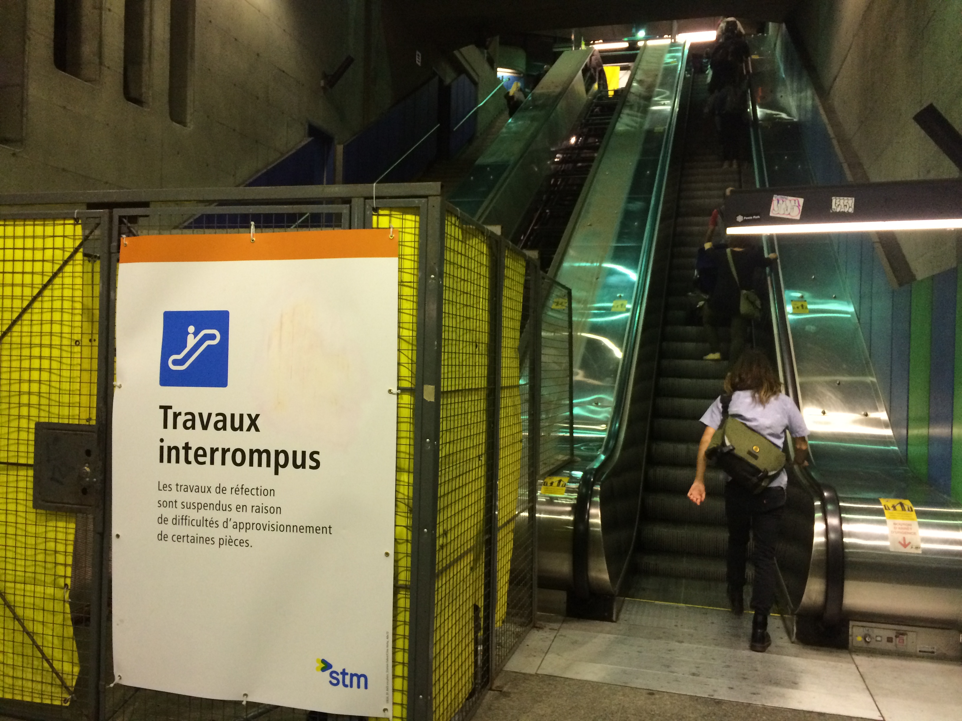 Un seul escalier mécanique fonctionne dans l'édicule côté est de la station Fabre.