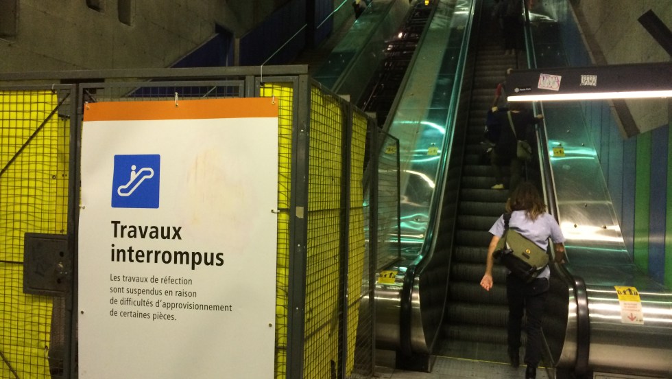 Un seul escalier mécanique fonctionne dans l'édicule côté est de la station Fabre.