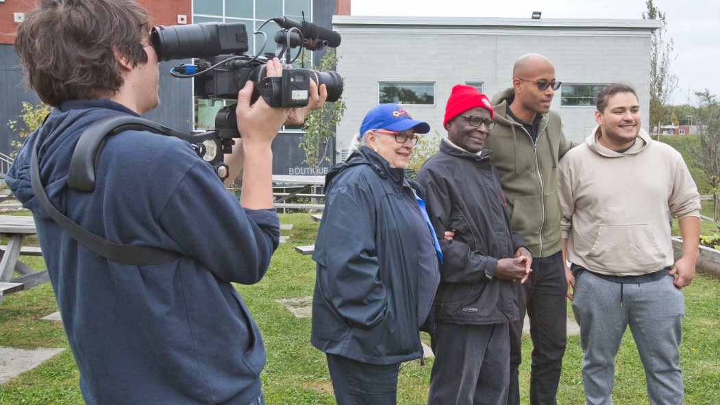 Une équipe de tournage produit une vidéo sur Montréal-Nord dans un jardin collectif près de l’École secondaire Calixa-Lavallée le 14 octobre 2017.