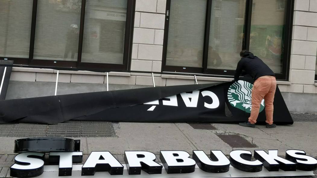 La succursale du Starbucks près du marché Jean-Talon a abruptement fermé ses portes.