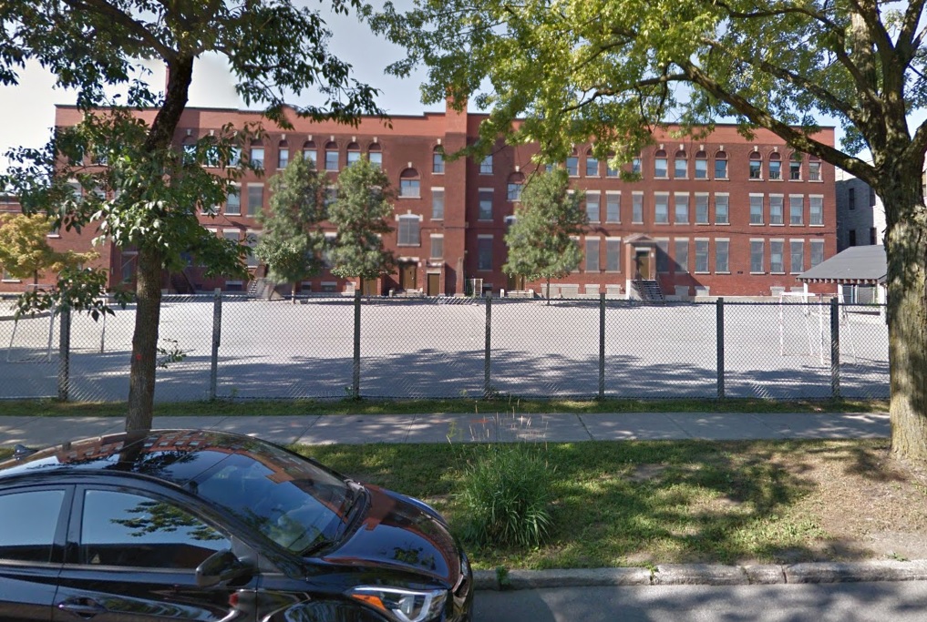 L'incident s'est déroulé dans la cour de l'école St-Marc, vers 21h15.