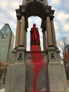 La statue de John A. MacDonald vandalisée avec de la peinture rouge.