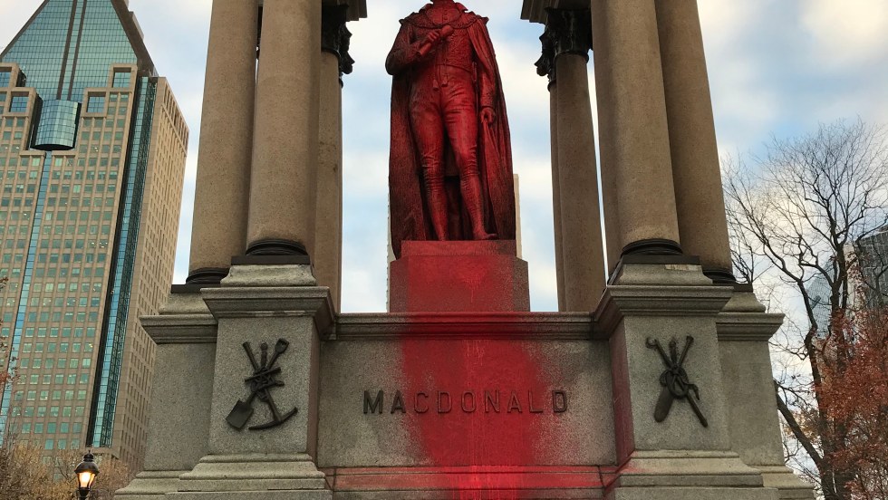La statue de John A. MacDonald vandalisée avec de la peinture rouge.