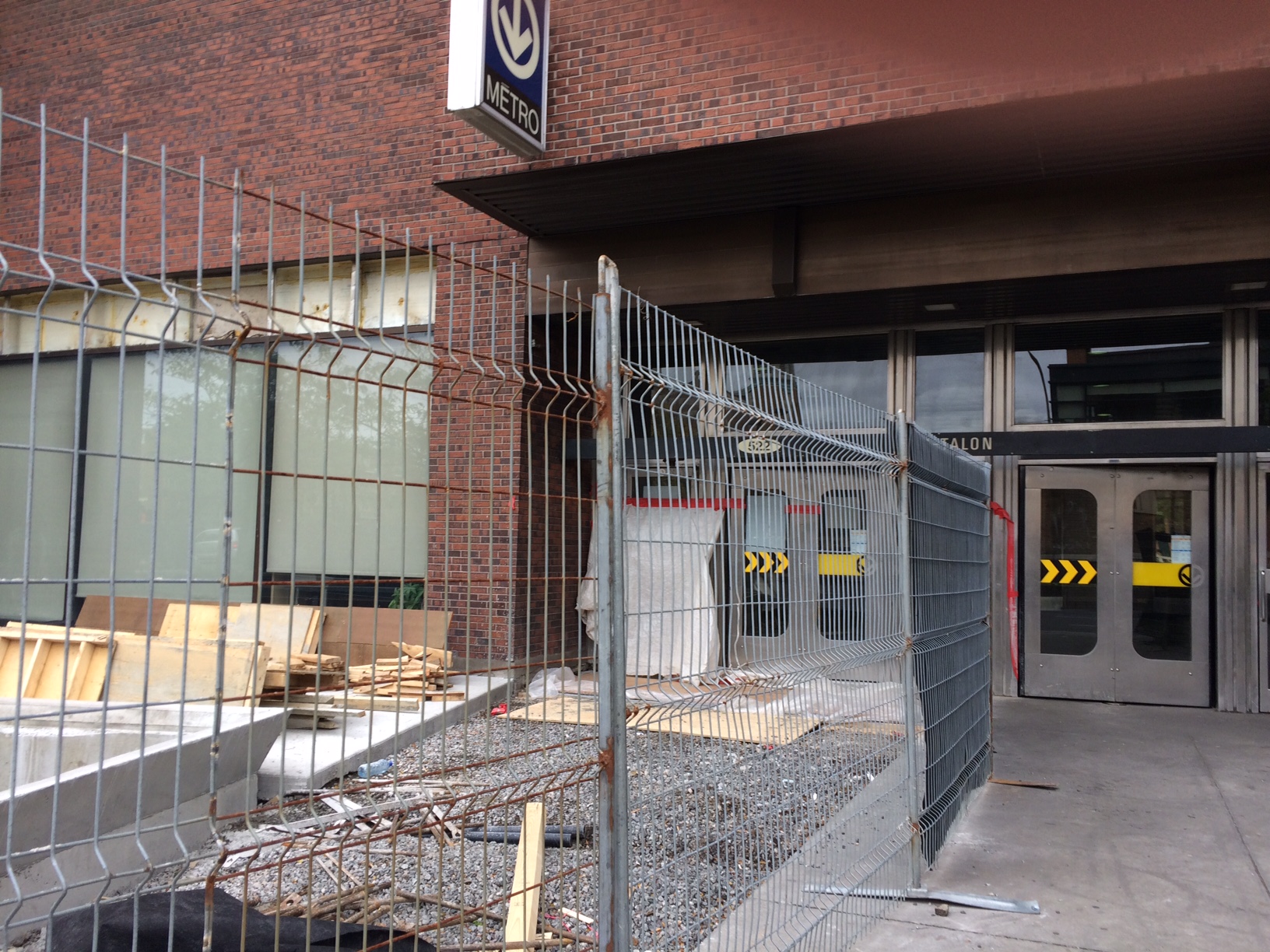 Située au 600, rue Jean-Talon Est, la Tour Jean-Talon fait l'objet de rénovations.