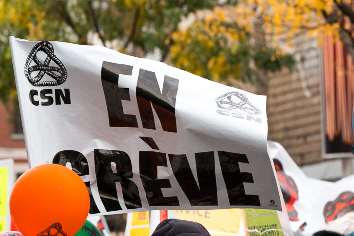 Affiche de la CSN lisant «en grève» lors d'une manifestation de travailleuses de CPE.