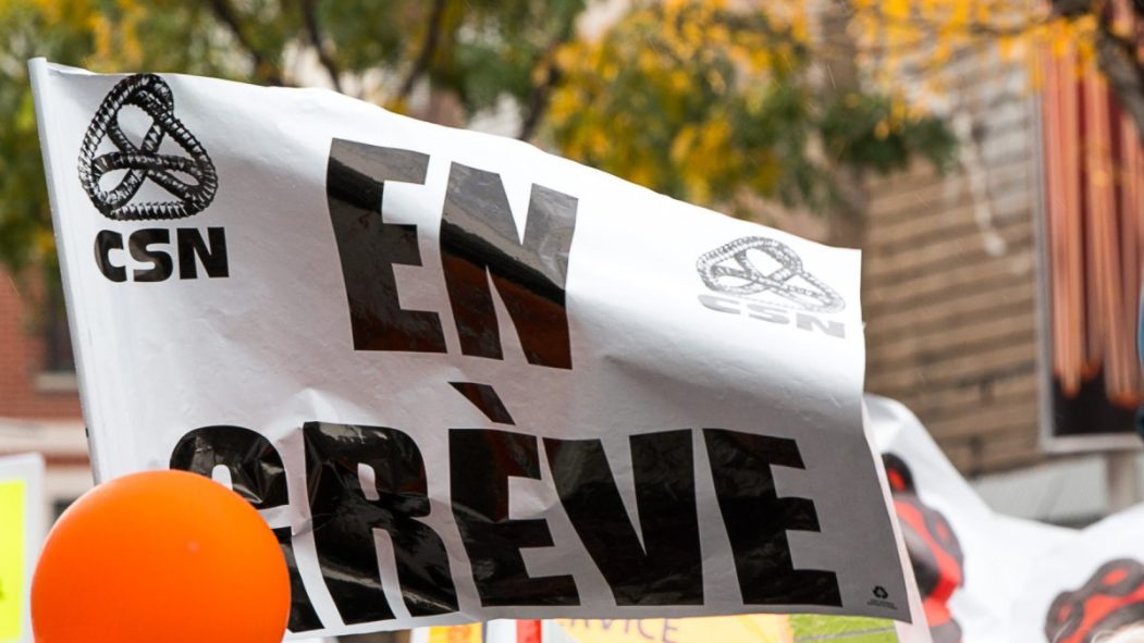 Affiche de la CSN lisant «en grève» lors d'une manifestation de travailleuses de CPE.