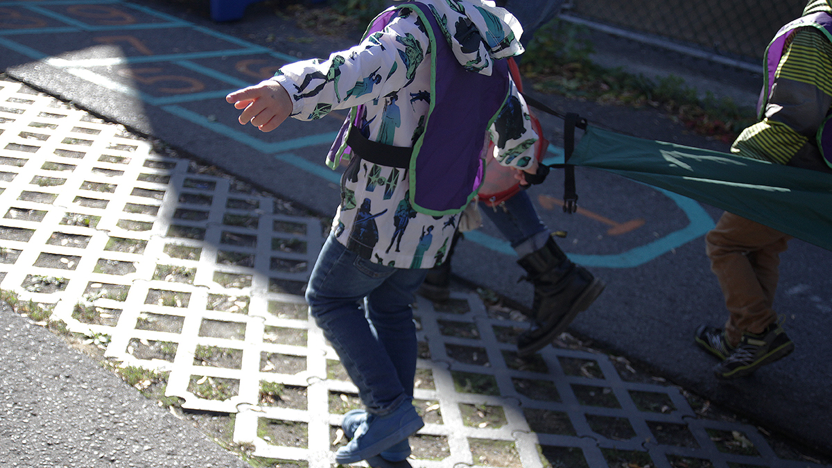 Les enfants sont allés explorer leur quartier avec Mme Clitandre pour découvrir l'urbanisme.