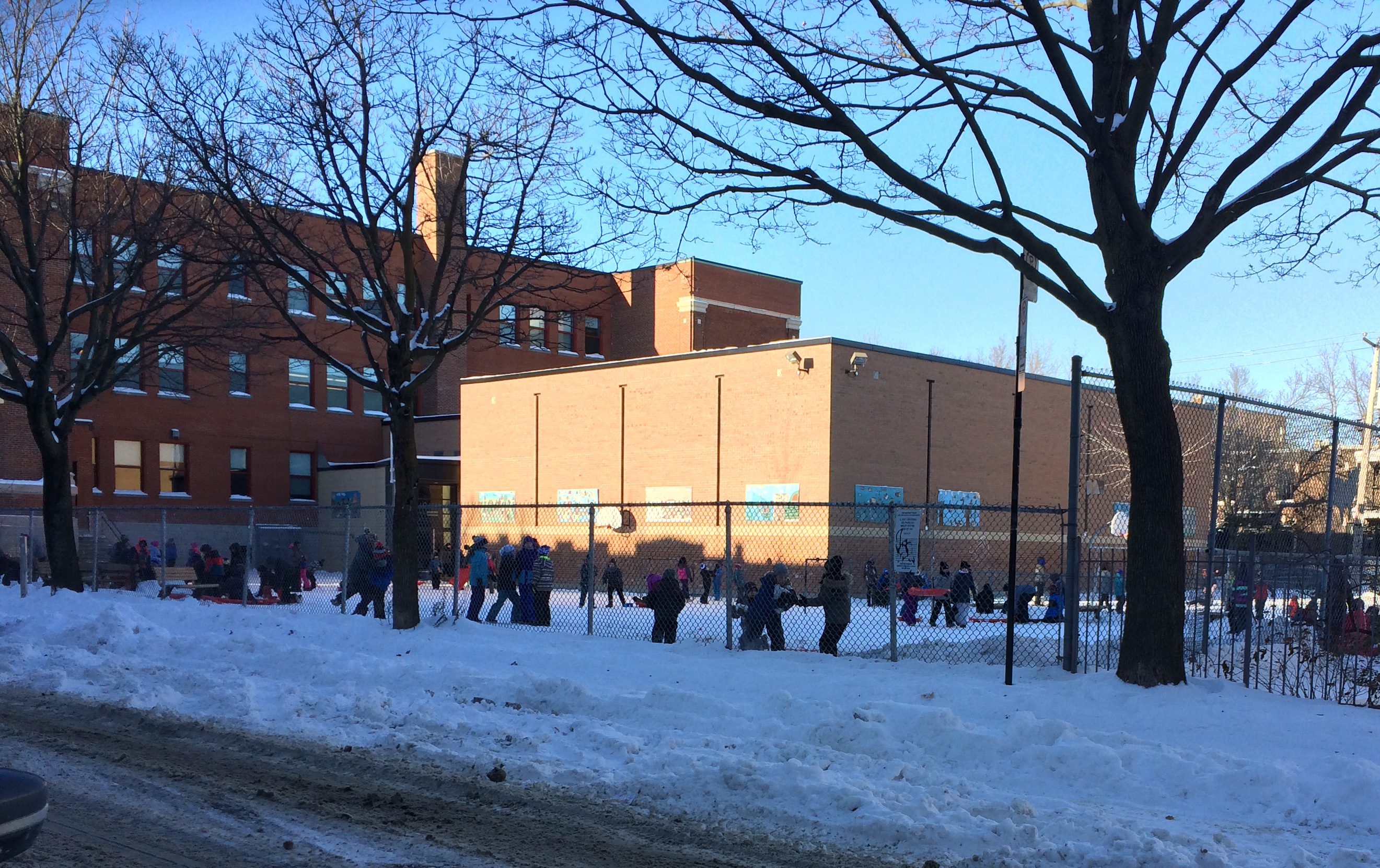 La cour de récréation de Saint-Jean-de-Brébeuf manque de verdure selon les parents des écoliers.
