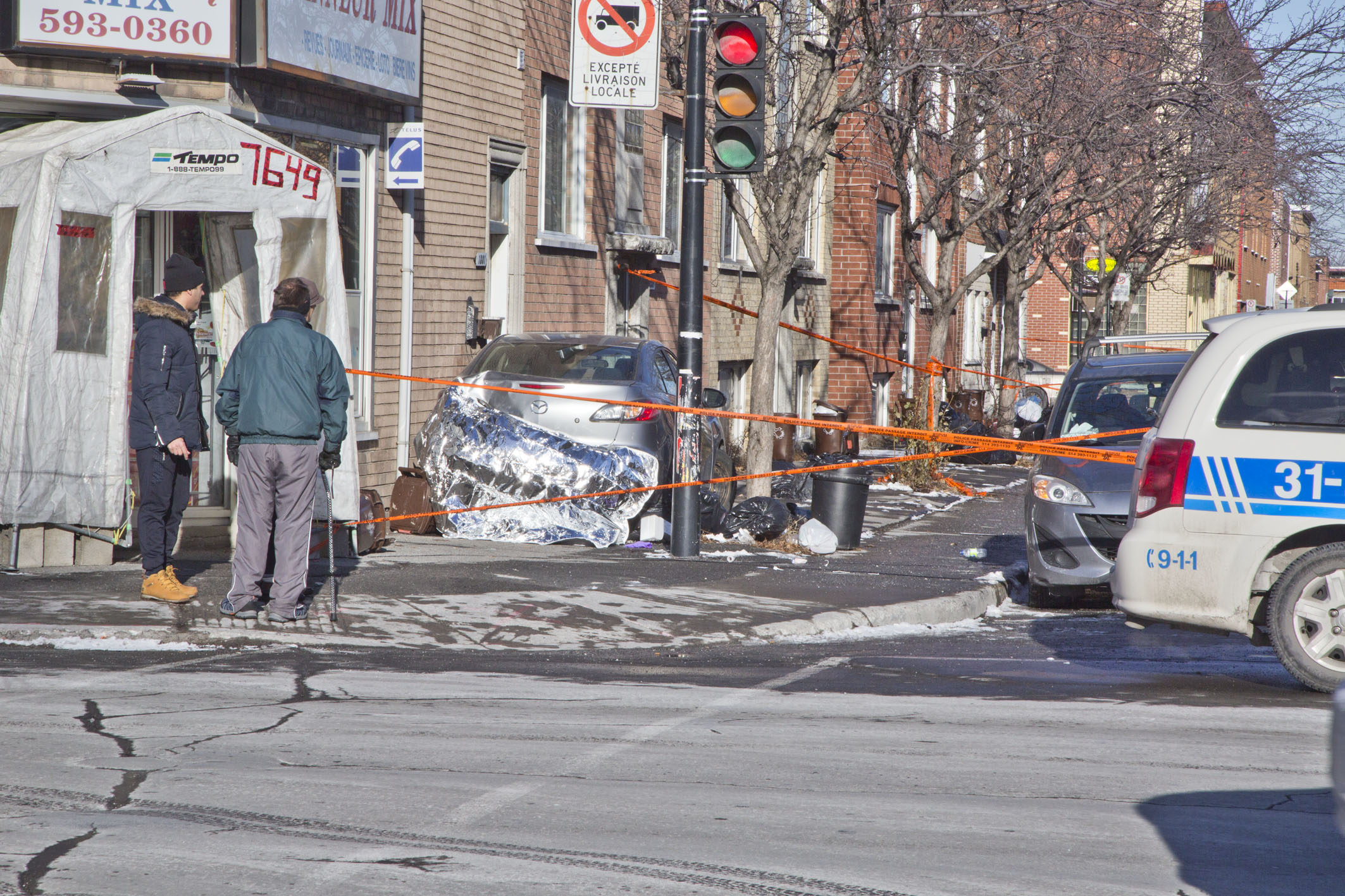Le véhicule a fauché le piéton avant de percuter un immeuble à logements.