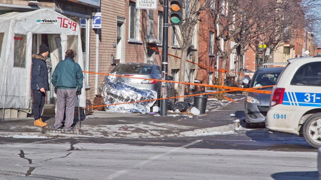 Le véhicule a fauché le piéton avant de percuter un immeuble à logements.