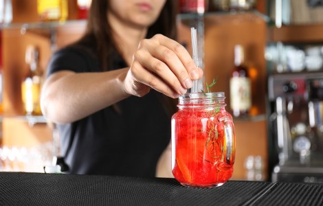Par souci écologique, les pailles en plastique ne sont plus servies dans les cocktails du pub Yïsst.