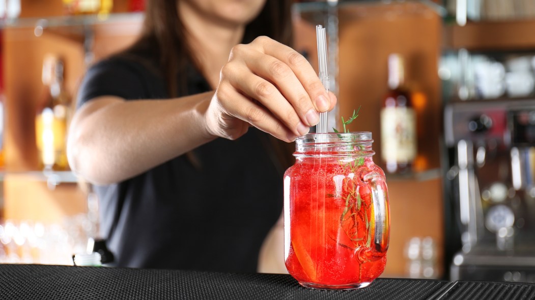 Par souci écologique, les pailles en plastique ne sont plus servies dans les cocktails du pub Yïsst.
