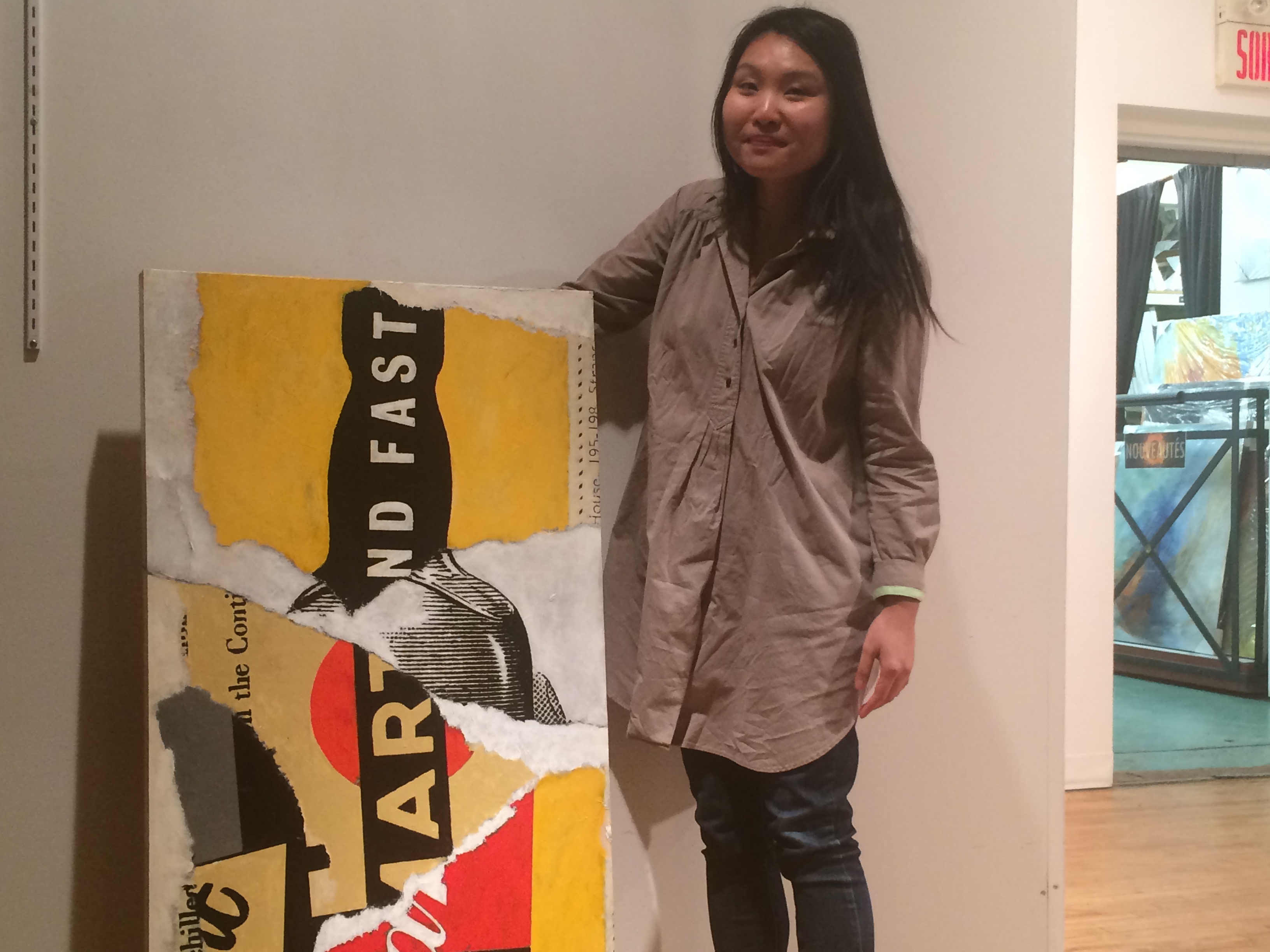 Thi-My Truong, chargée de la programmation culturelle à l'Artothèque, présente une toile de Alain Reno qui y sera exposée lors Quoi de neuf?