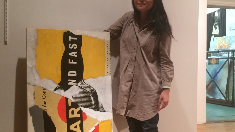 Thi-My Truong, chargée de la programmation culturelle à l'Artothèque, présente une toile de Alain Reno qui y sera exposée lors Quoi de neuf?