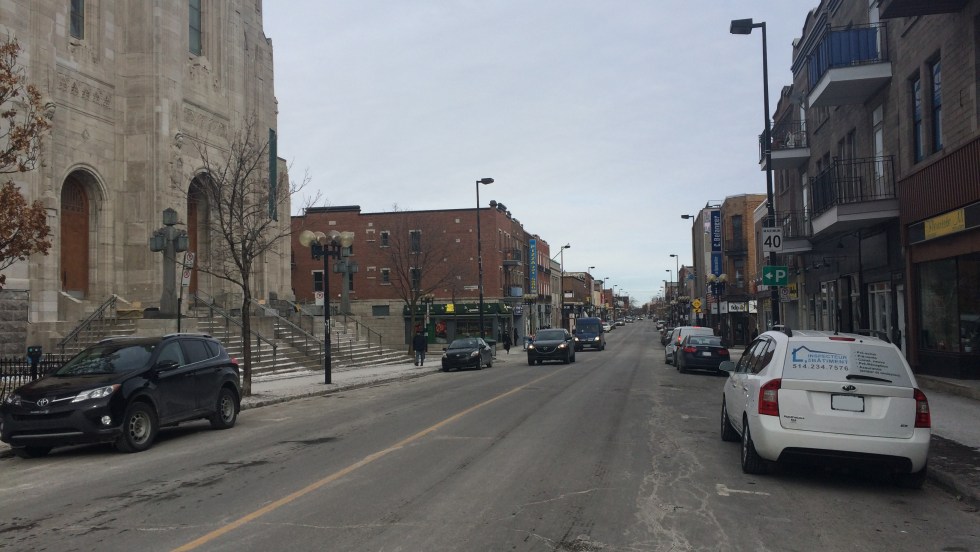 Des bancs, des chaises bistros, des guirlandes de lumières, des bacs de plantation et des supports à vélo seront mis en place sur Masson lors de l'aménagement de cette place publique.