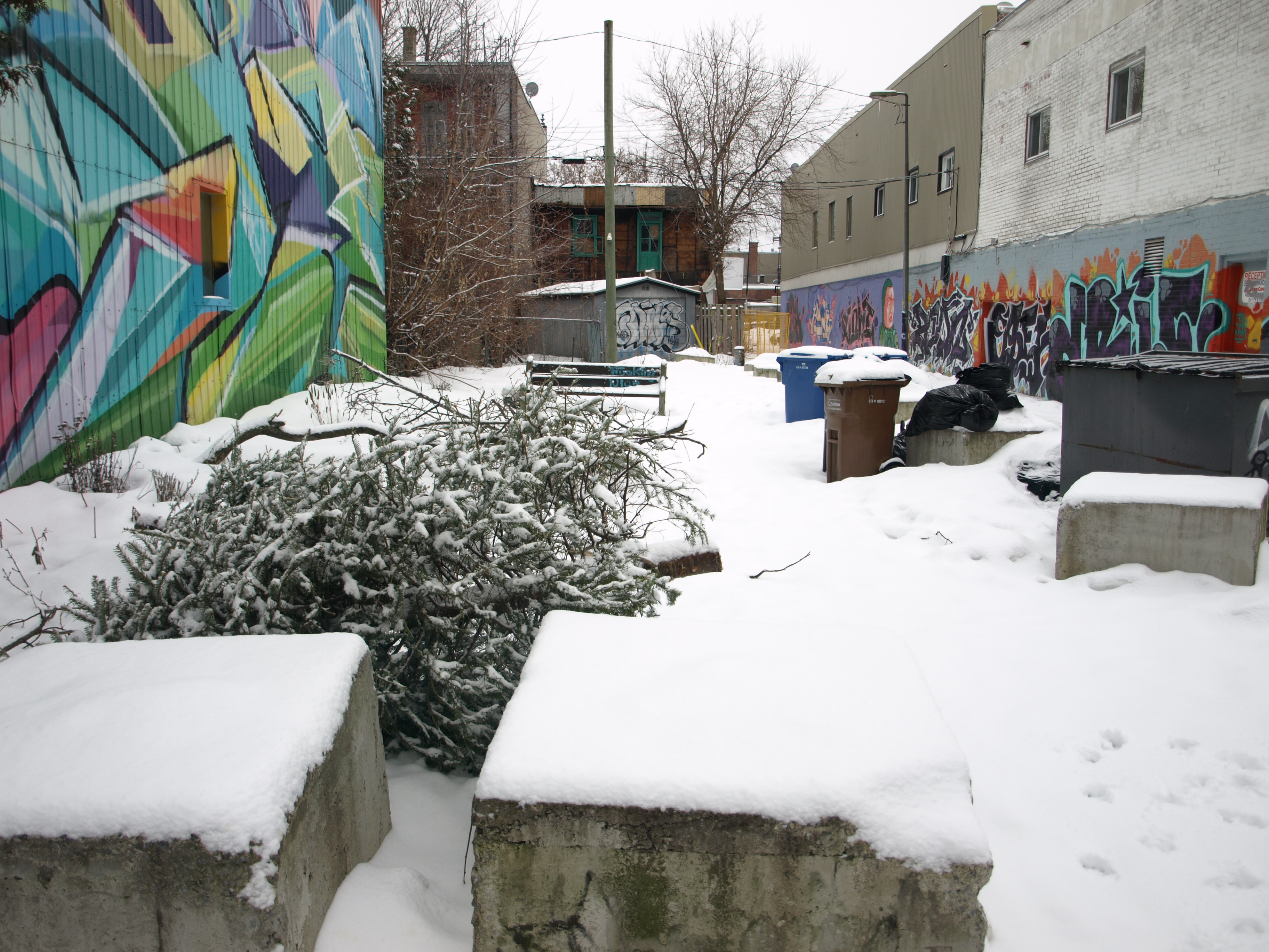 L'espace est pour l'instant un terrain vague sur lequel sont laissés des déchets.