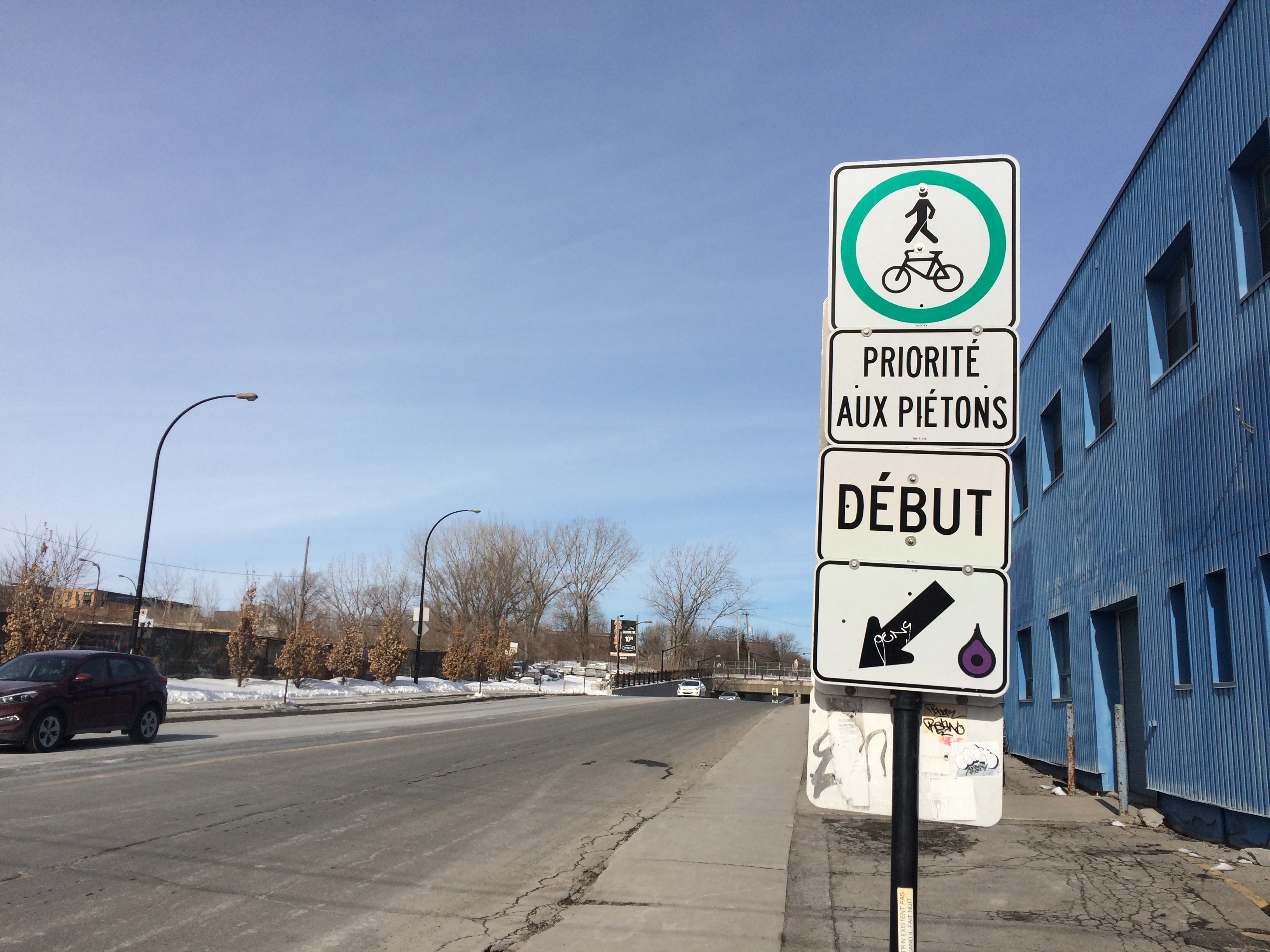 Il est permis aux cyclistes de circuler sur le trottoir du côté est de l'avenue Christophe-Colomb.