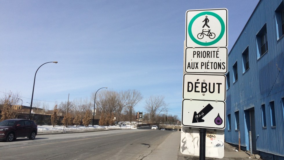 Il est permis aux cyclistes de circuler sur le trottoir du côté est de l'avenue Christophe-Colomb.