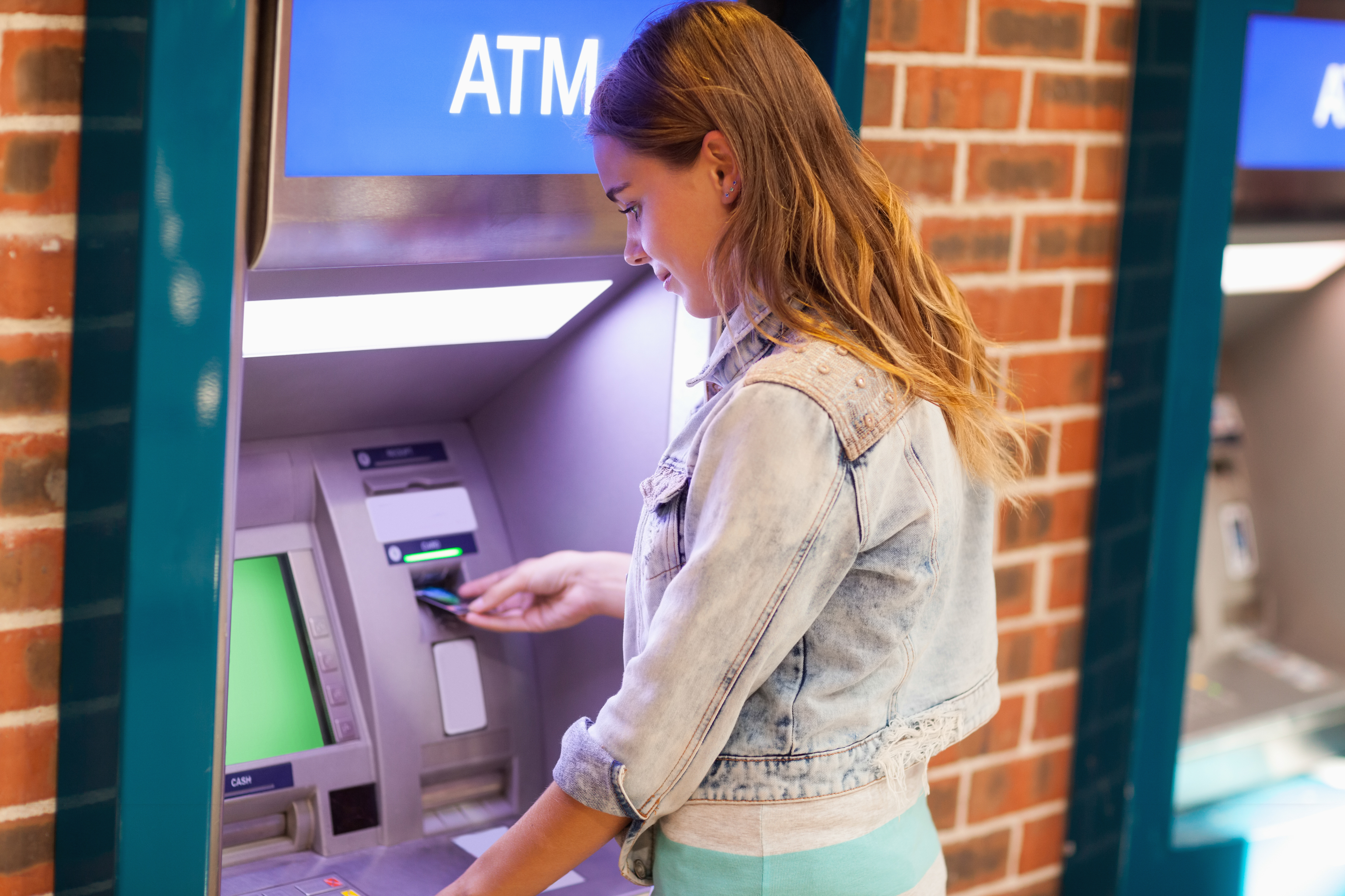T me dump atm. Банкомат. Банкомат (ATM). Девушка возле банкомата. Человек у банкомата.