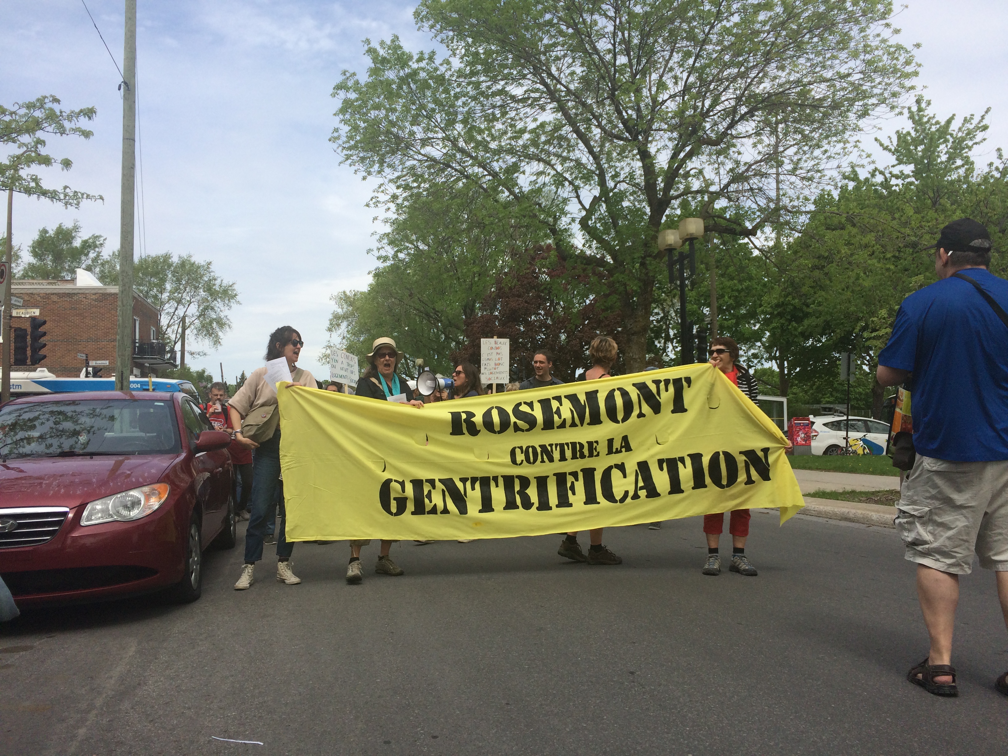 Les citoyens ont protesté dans les rues de Rosemont contre l'embourgeoisement des quartiers.