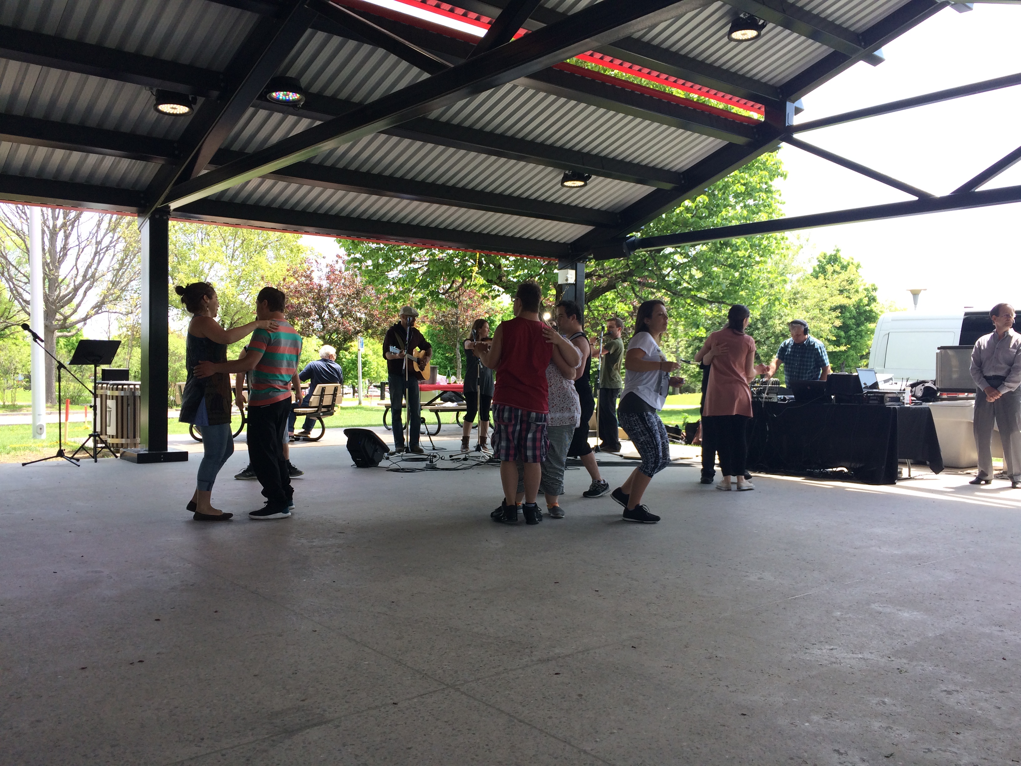 Des cours de danse seront offerts aux aînés et aux citoyens de l'arrondissement sur la nouvelle piste de danse.