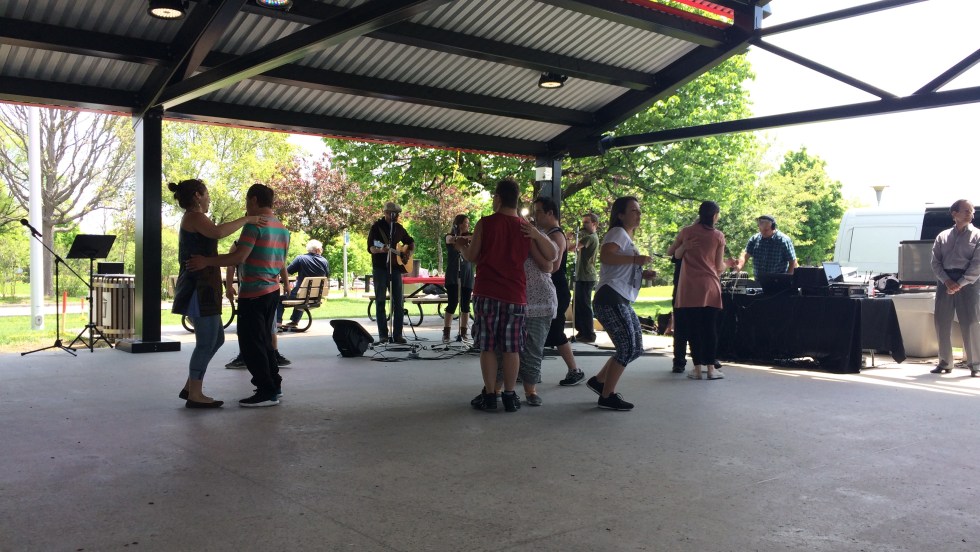 Des cours de danse seront offerts aux aînés et aux citoyens de l'arrondissement sur la nouvelle piste de danse.