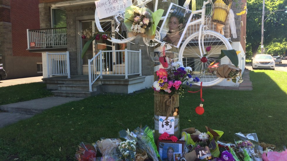 Un vélo blanc a été mis en place à l'angle de la rue Saint-Zotique et de la 19e Avenue.
