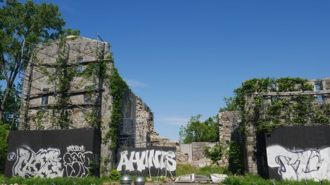 Ruines de l'école Sophie-Barat avec des graffitis