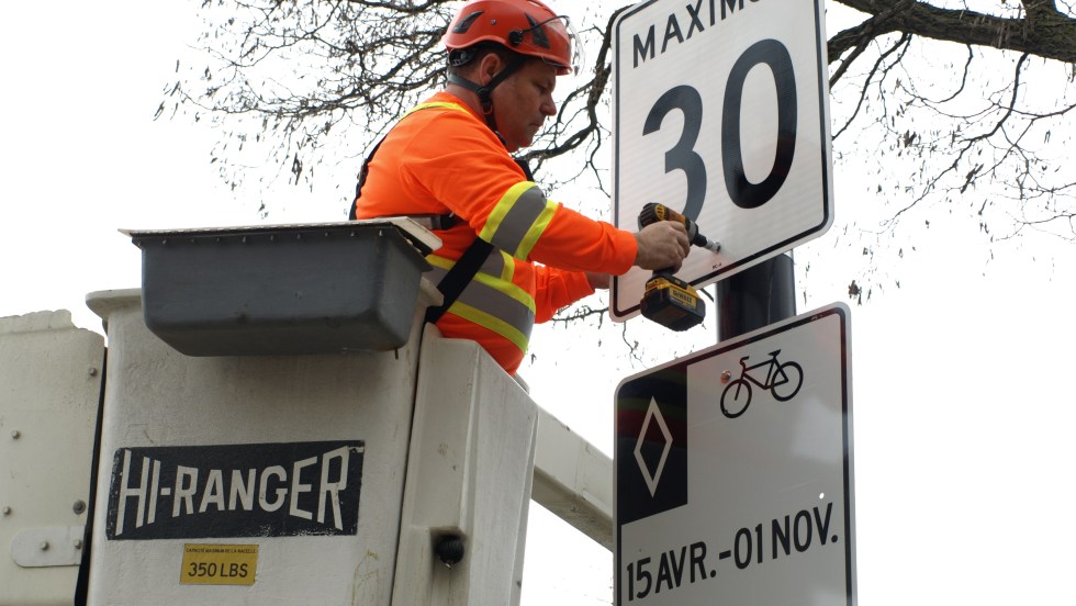 La limite de vitesse passera à 30 km/h dans les secteurs à proximité des écoles et des parcs.