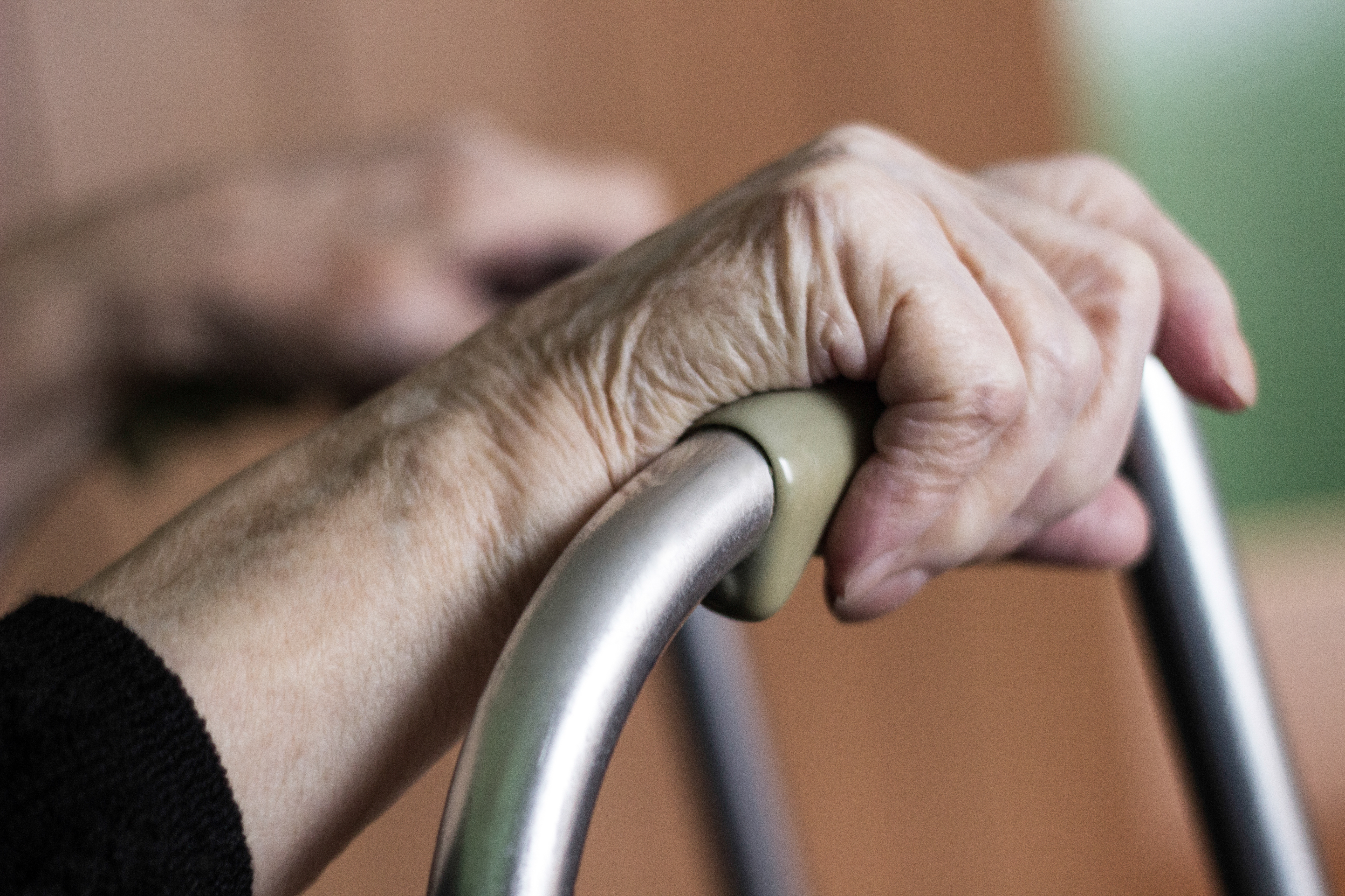 Les mains d'une personne âgée