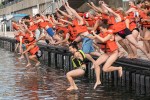 Valérie Plante saute dans le fleuve Saint-Laurent avec une foule, dans le cadre du Grand Splash