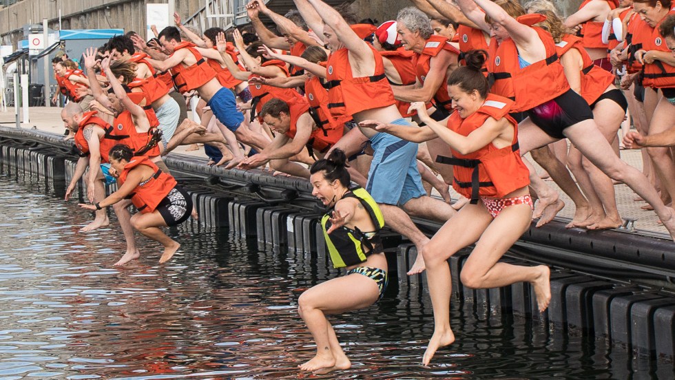 Valérie Plante saute dans le fleuve Saint-Laurent avec une foule, dans le cadre du Grand Splash