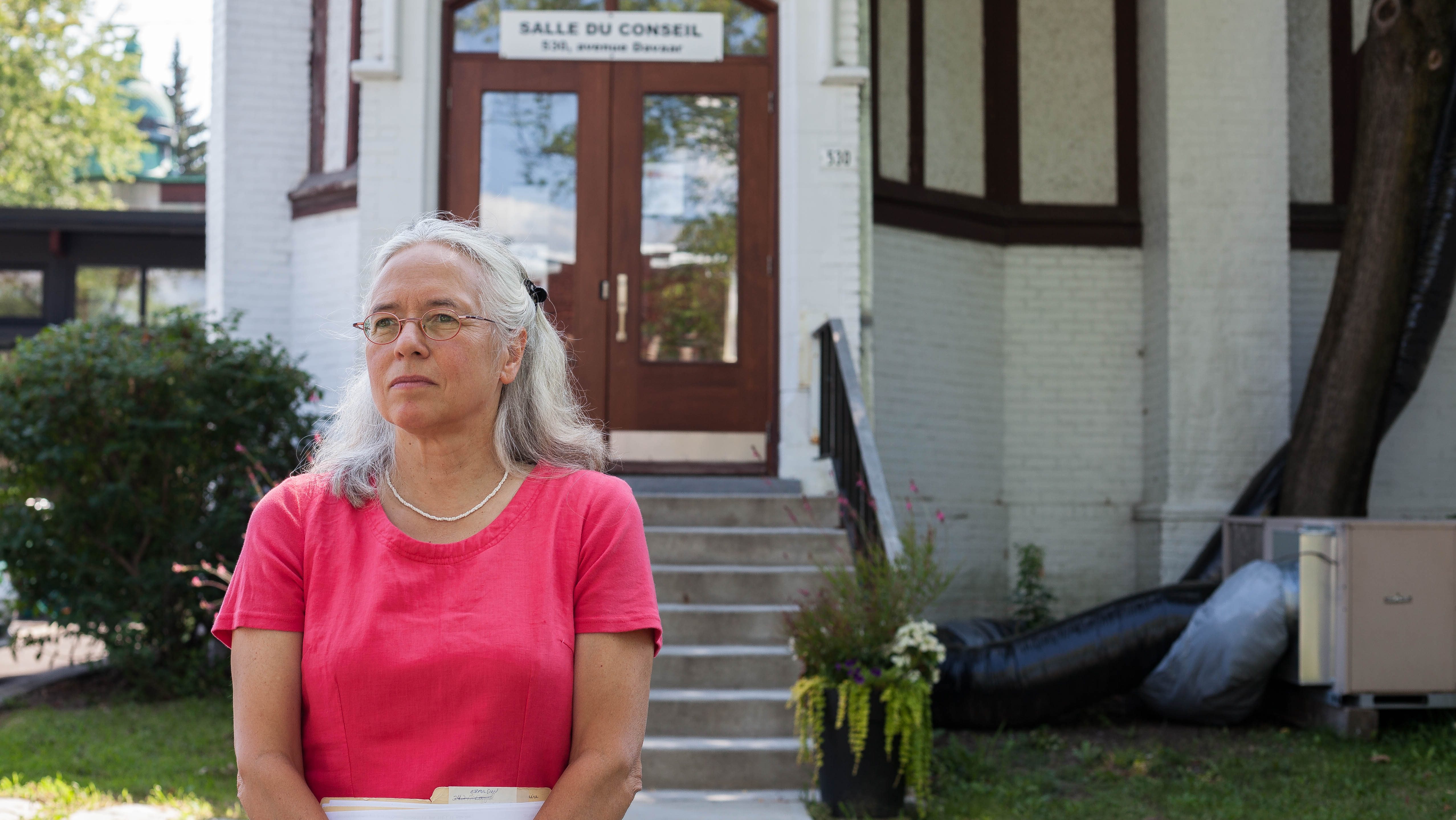 L'ex-conseillère indépendante d'Outremont, Céline Forget, a obtenu gain de cause contre la Ville de Montréal qui l'a expulsée de force sans motif d'une séance publique.
