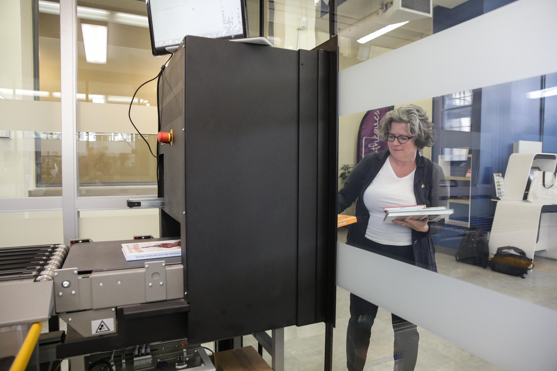 Conseillère de ville pour Rosemont et responsable de la culture, du patrimoine et du design au comité exécutif, Christine Gosselin teste le système de retours de livres automatisé.