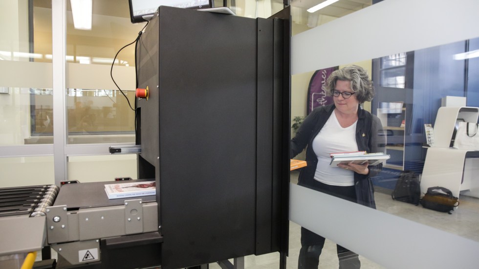 Conseillère de ville pour Rosemont et responsable de la culture, du patrimoine et du design au comité exécutif, Christine Gosselin teste le système de retours de livres automatisé.