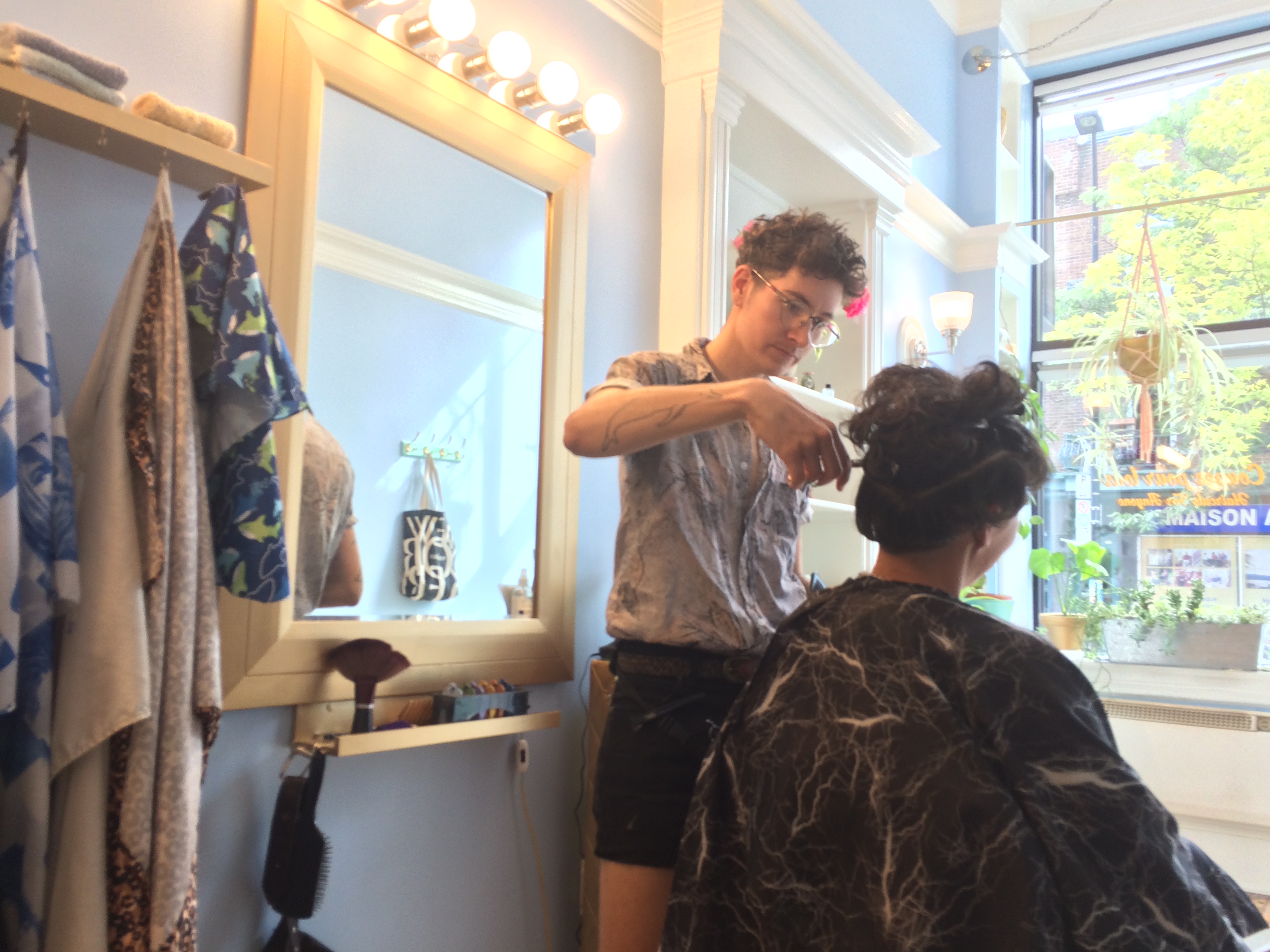 J J Levine propose aux clients de choisir le prix de leur coupe de cheveux.