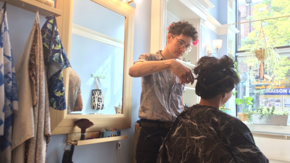 J J Levine propose aux clients de choisir le prix de leur coupe de cheveux.