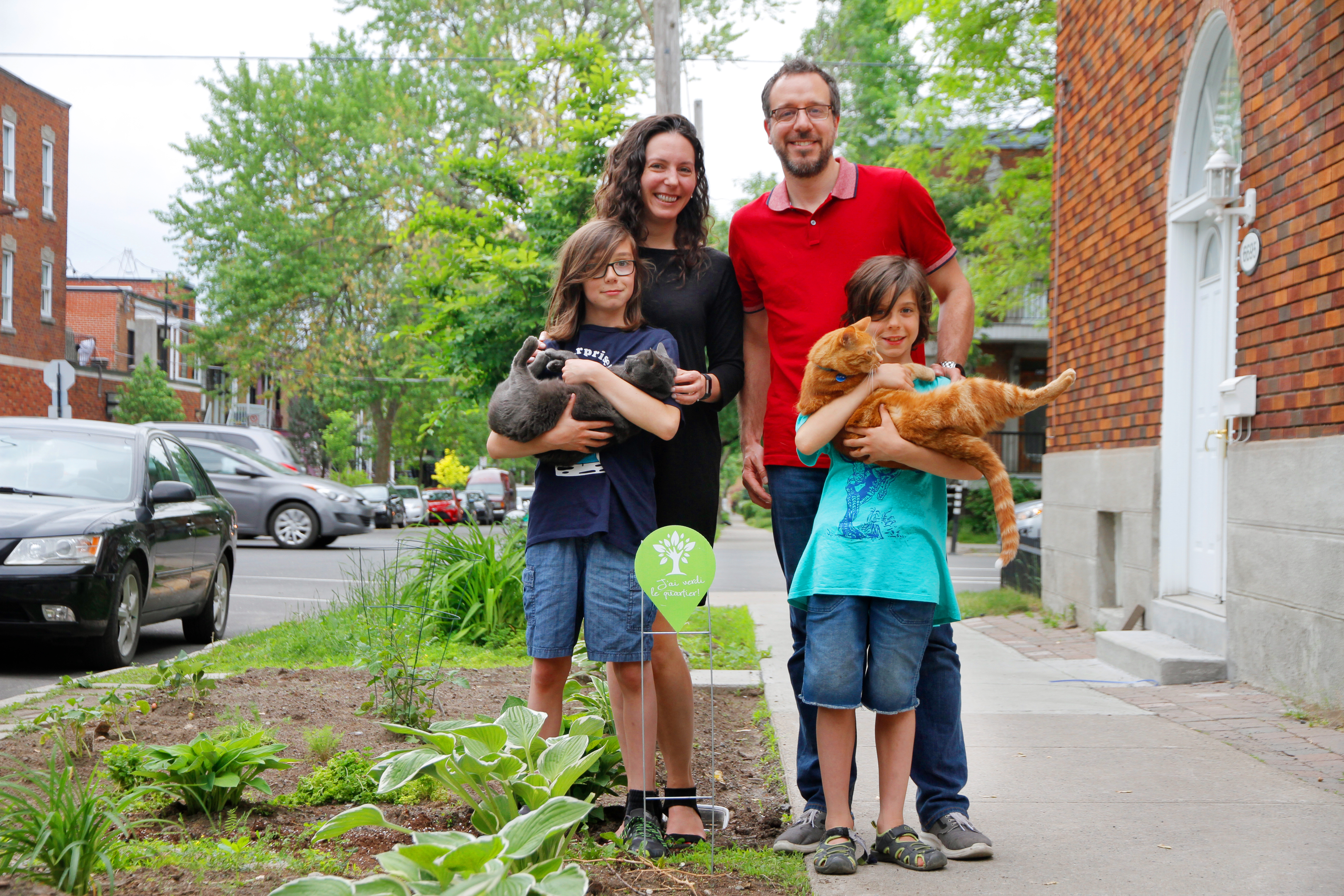 Karine Charbonneau, Alexandre Gravel, Nathan Gravel et Justin Gravel entretiennent leurs carrés d'arbres depuis 2015.