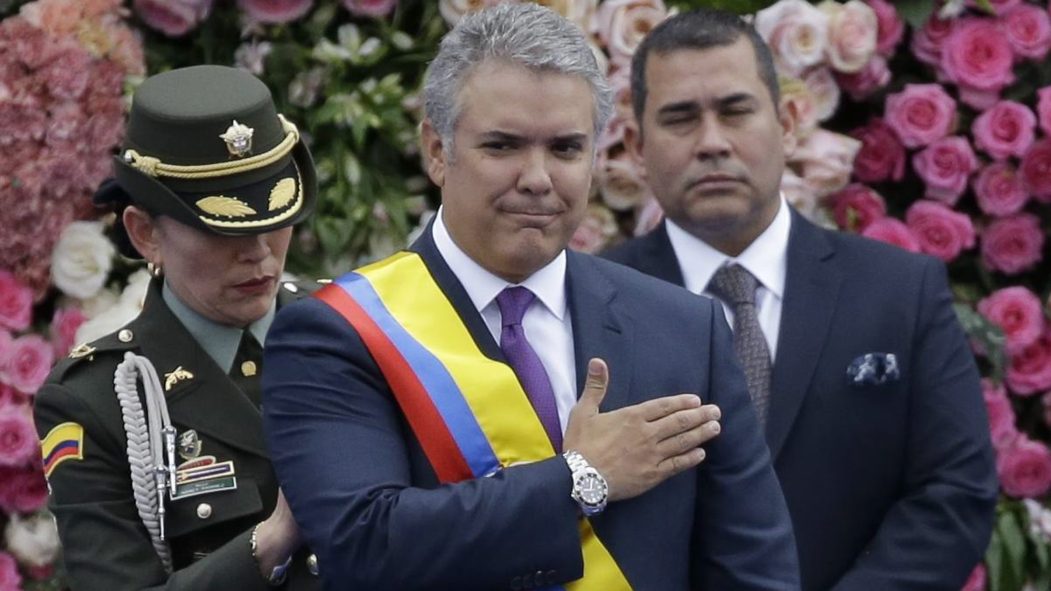 Ivan Duque pose la main sur le coeur lors de son assermentation comme président de la Colombie.
