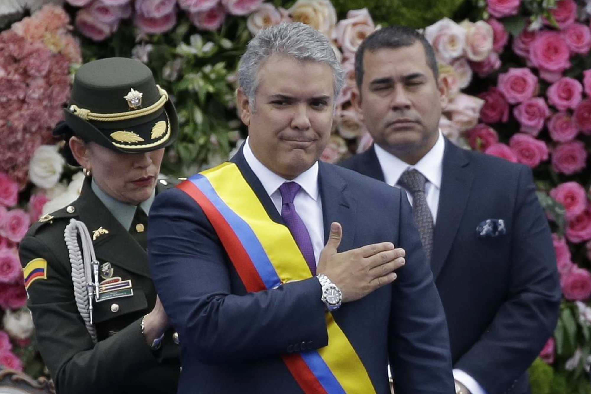 Ivan Duque pose la main sur le coeur lors de son assermentation comme président de la Colombie.