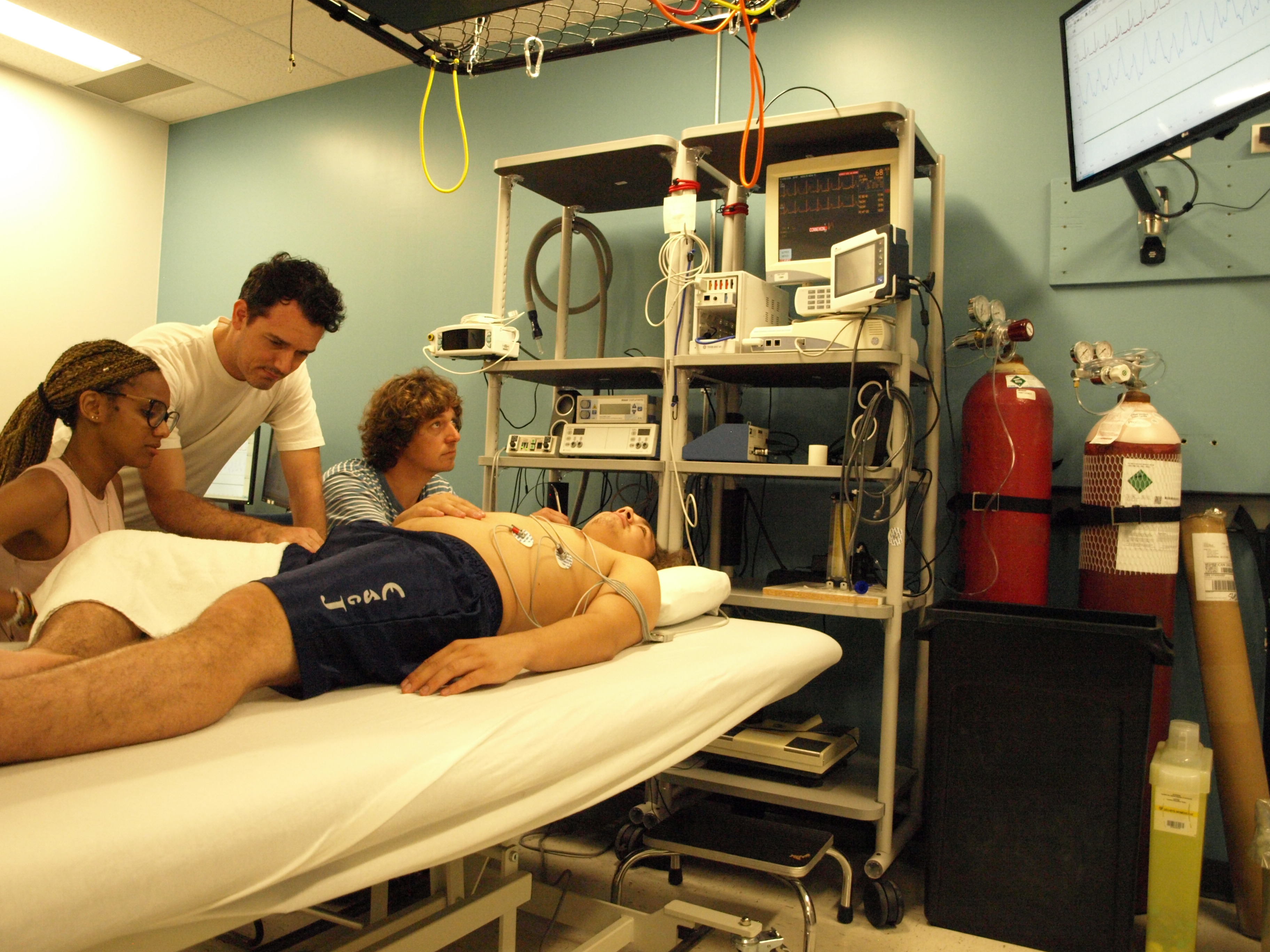 L'équipe du Dr Gagnon prépare les instruments qui serviront à mesurer les effets de la chaleur sur le système cardiovasculaire des sujets.