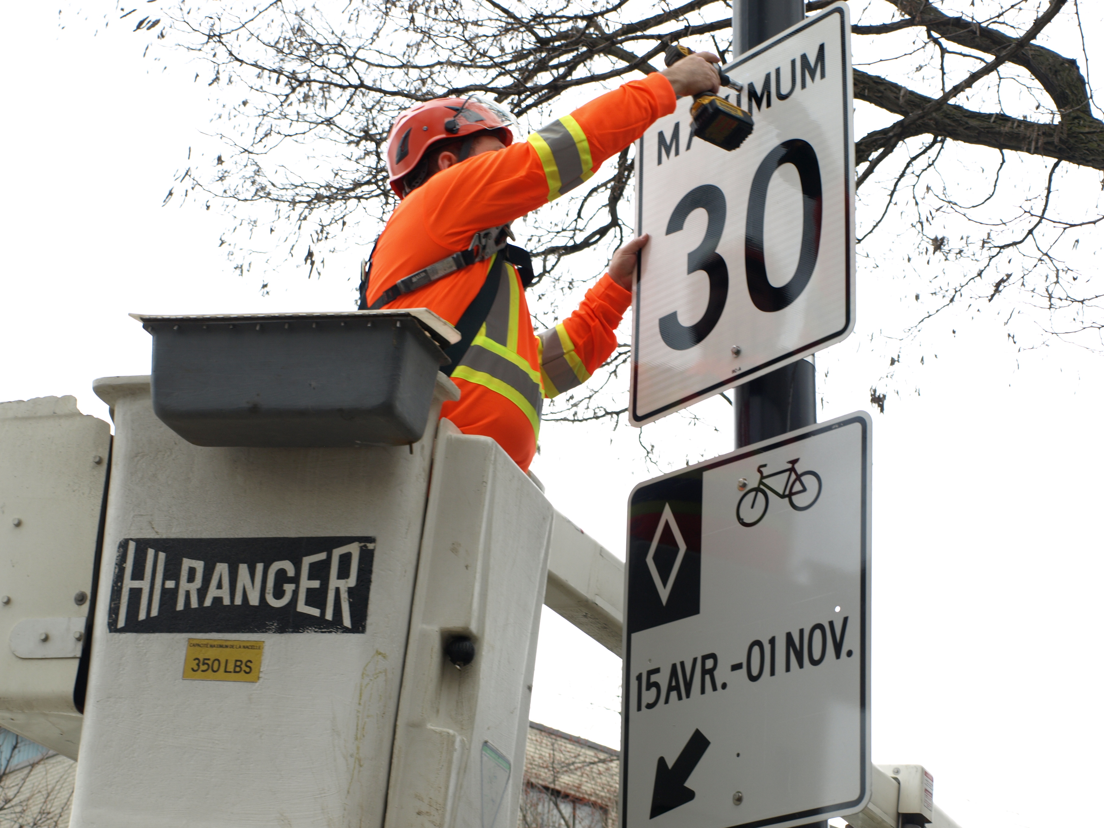 La limite de vitesse passe à 30 km/h dans les secteurs à proximité des écoles et des parcs.