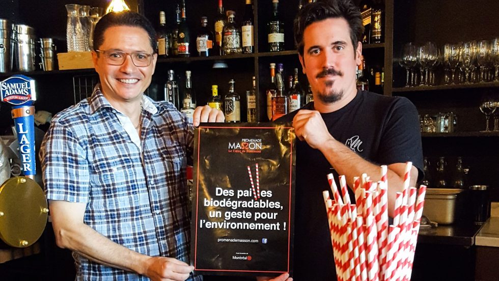 Kheir Djaghri offre des pailles biodégradables au propriétaire du restaurant le Bon-D, Francis Rivard.