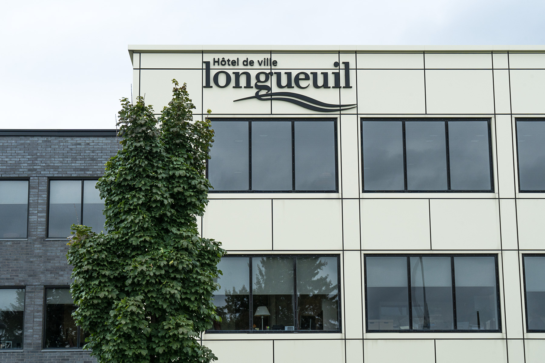 Façade vitrée de l'hôtel de ville de Longueuil.