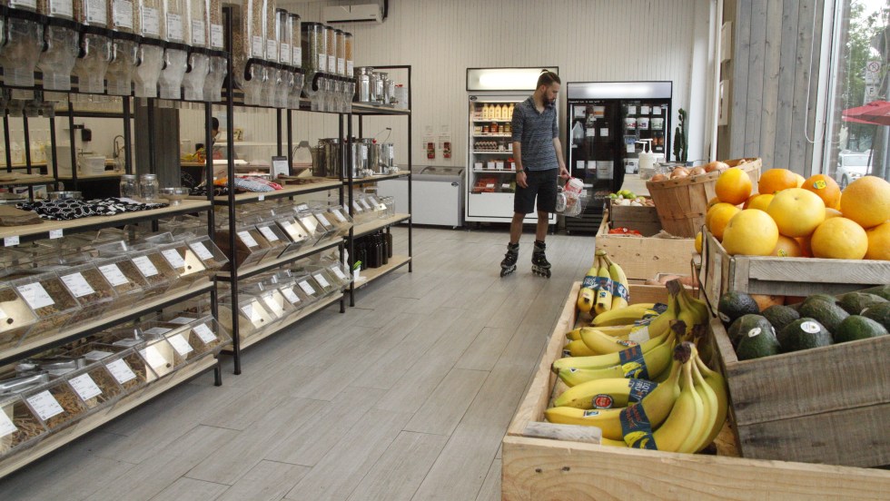 Le mouvement de la décroissance encourage les initiatives comme les épiceries zéro déchet.