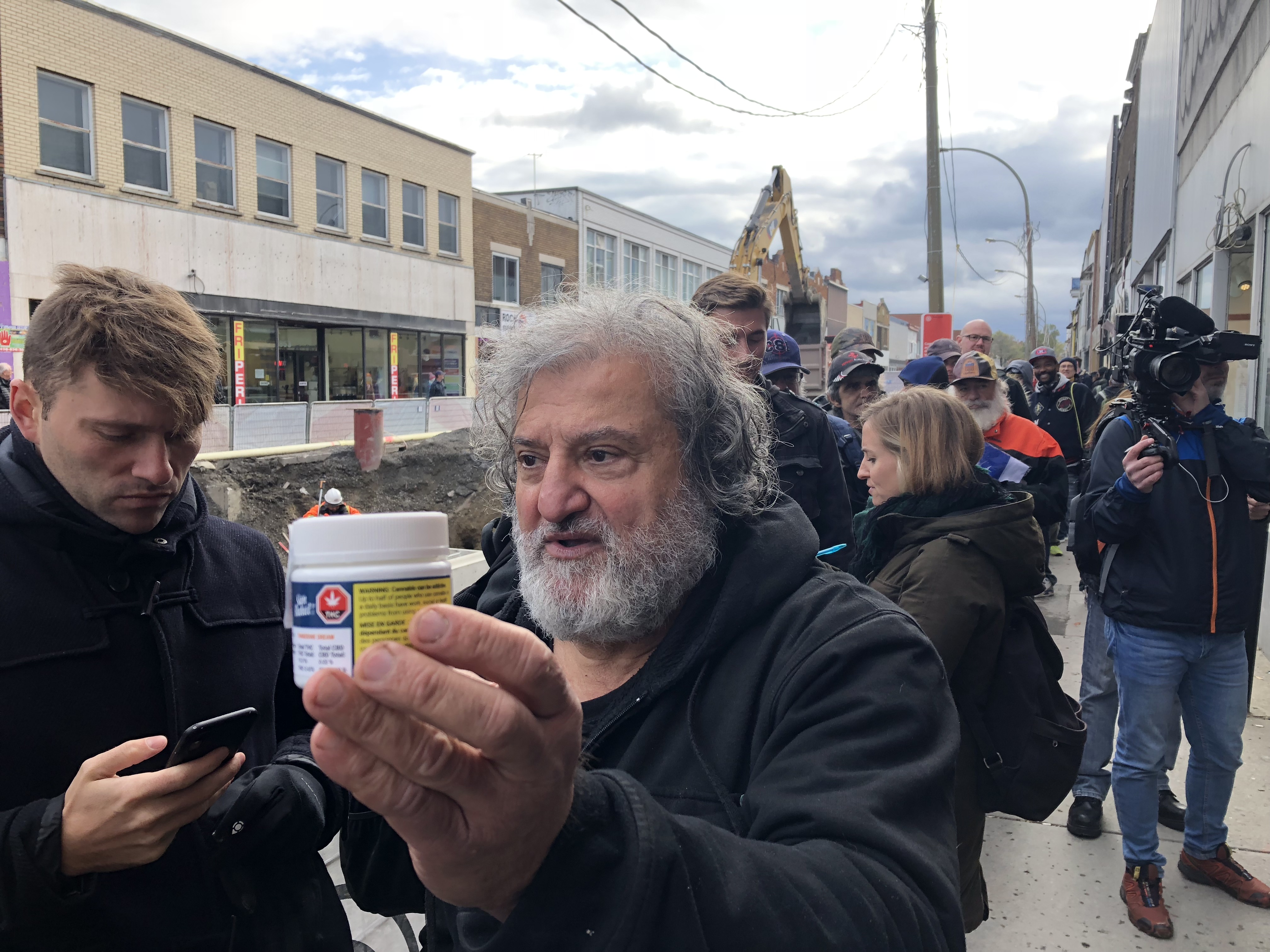 Ils étaient plus d'une centaine à attendre l'ouverture de la SQDC sur la rue Saint-Hubert mercredi matin.